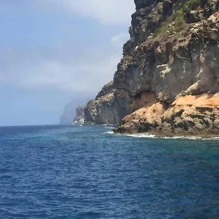 Precioso Yate En El Centro Del Botel Puerto De Mogan