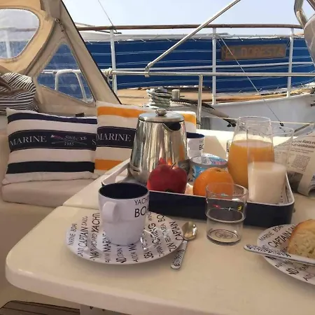 Precioso Yate En El Centro Del Botel Puerto De Mogan