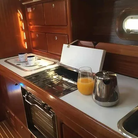 Precioso Yate En El Centro Del Bateau-hôtel