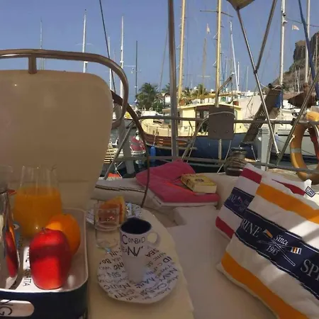 Precioso Yate En El Centro Del Bateau-hôtel